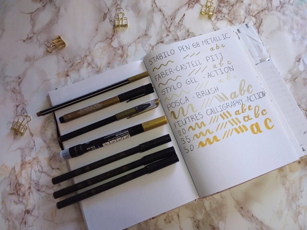 Des stylos et feutres dorés
