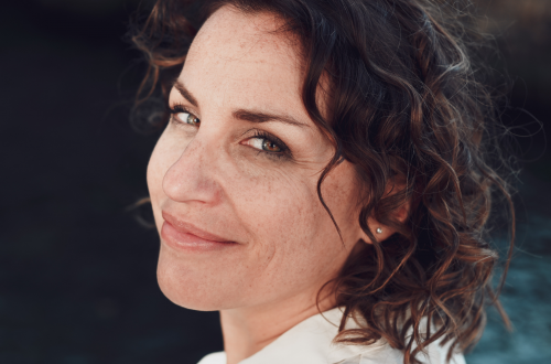 Perfectionnisme, charge mentale, fatigue invisible : découvre pourquoi ton énergie s’épuise et comment apprendre à faire moins mais mieux, sans culpabiliser.