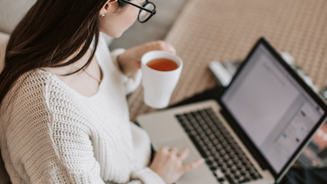 Tu as du mal à t’affirmer, demander plus ou prendre la parole en réunion ? Découvre comment renforcer ta légitimité au travail et dépasser le syndrome de la bonne élève.