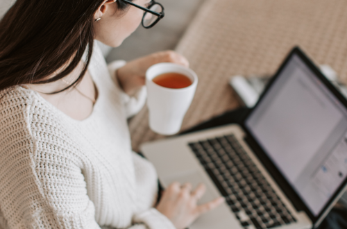 Tu as du mal à t’affirmer, demander plus ou prendre la parole en réunion ? Découvre comment renforcer ta légitimité au travail et dépasser le syndrome de la bonne élève.