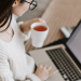 Tu as du mal à t’affirmer, demander plus ou prendre la parole en réunion ? Découvre comment renforcer ta légitimité au travail et dépasser le syndrome de la bonne élève.