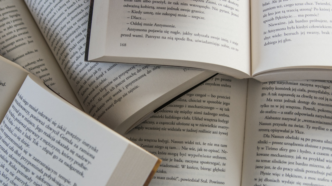 découvre 10 livres à glisser dans ta valise cet été 2026. Un épisode de podcast parfait pour trouver des idées lecture inspirantes et prendre soin de soi pendant les vacances.