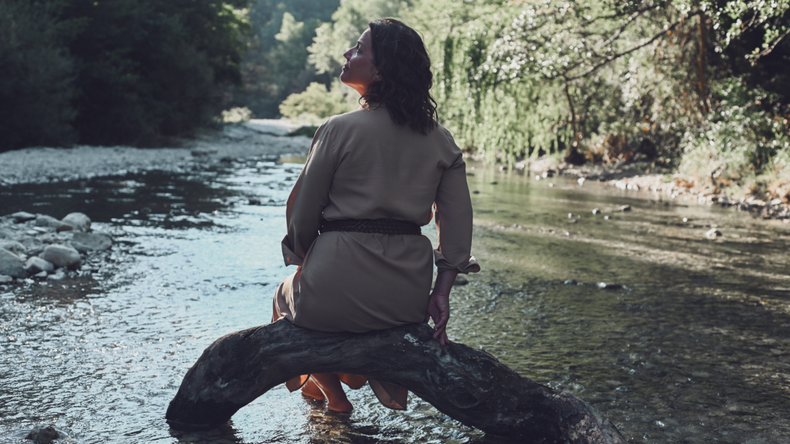 Tu te sens illégitime malgré ton expérience ? Découvre pourquoi tant de femmes peinent à reconnaître leur valeur et comment retrouver confiance en toi pour prendre pleinement ta place dans ta vie professionnelle et personnelle.