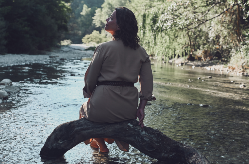 Tu te sens illégitime malgré ton expérience ? Découvre pourquoi tant de femmes peinent à reconnaître leur valeur et comment retrouver confiance en toi pour prendre pleinement ta place dans ta vie professionnelle et personnelle.