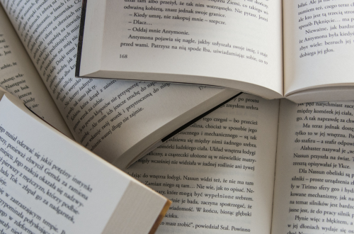 découvre 10 livres à glisser dans ta valise cet été 2026. Un épisode de podcast parfait pour trouver des idées lecture inspirantes et prendre soin de soi pendant les vacances.